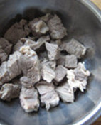 罗宋汤,牛腩切块,稍大一点儿,冷水下锅,中火煮开约两分钟;捞出牛肉,用不烫手的热水冲洗干净