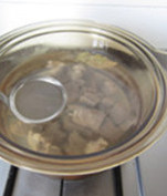 罗宋汤,重新入锅,加入足量开水和<a style='color:red;display:inline-block;' href='/shicai/ 741'>香叶</a>;大火煮开,小火慢炖,中间撇去浮沫,加盖慢炖至牛肉熟烂,大约2小时