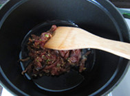 韩式基本大酱汤,起锅,加入少许食用油,下入腌好的肉丝和香菇丝翻炒至肉丝变白出香味儿