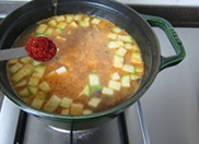 韩式基本大酱汤,再次煮开后,下入<a style='color:red;display:inline-block;' href='/shicai/ 761'>辣椒粉</a>,转中小火慢慢煮出大酱的味道,煮到豆腐开始浮起;