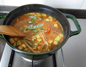 韩式基本大酱汤,下入<a style='color:red;display:inline-block;' href='/shicai/ 234'>金针菇</a>和其他鲜蘑菇;再次煮沸后,下入葱段和辣椒段;搅拌均匀,煮开即可。
