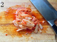 辣白菜炒五花肉,五花肉切薄片;<a style='color:red;display:inline-block;' href='/shicai/ 2863'>辣白菜</a>切与肉差不多大小的片