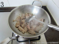 辣白菜炒五花肉,起炒锅,加入少许食用油,热锅凉油加入五花肉煸炒