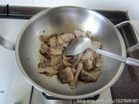辣白菜炒五花肉,炒至五花肉吐油,表面略有金黄色