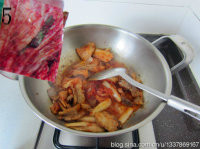 辣白菜炒五花肉,下辣白菜继续煸炒,同时加入泡菜汤汁