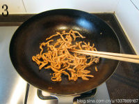 铸铁锅版石锅拌饭,起炒锅,热锅凉油爆炒鸡肉,至表面变色,盛出备用