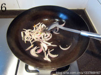铸铁锅版石锅拌饭,继续下少许油,煸炒胡萝卜丝至软,盛出备用,煸炒<a style='color:red;display:inline-block;' href='/shicai/ 230'>香菇</a>丝至软,盛出备用,煸炒洋葱丝至软,盛出备用