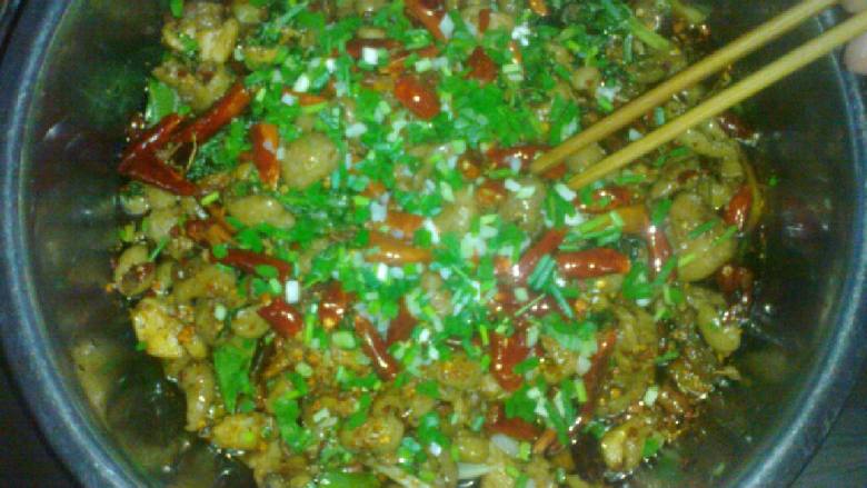 干锅肥肠鸡,讲准备好的材料洗净切好备用，<a style='color:red;display:inline-block;' href='/shicai/ 439'>肥肠</a>洗净用水煮15分钟，煮时记得加入料酒，姜去腥味，煮好后捞出来切起备用，锅里到油烧至八成热，到入<a style='color:red;display:inline-block;' href='/shicai/ 92'>鸡腿</a>大火炸成金黄色捞起备用，
