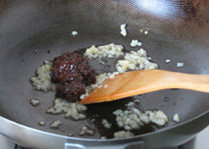 豆瓣茄子,原锅爆香蒜末,再下入豆瓣酱,转小火慢慢煸炒出浓郁的酱香