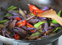 豆瓣茄子,下入茄子和辣椒,转大火,迅速煸炒均匀