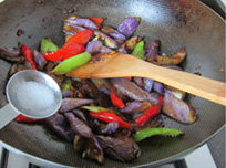 豆瓣茄子,加入少许<a style='color:red;display:inline-block;' href='/shicai/ 10588'>糖</a>调味儿,翻炒均匀