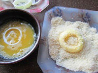 香酥洋葱圈,洋葱圈先蘸一层鸡蛋液,再裹上一层面包
