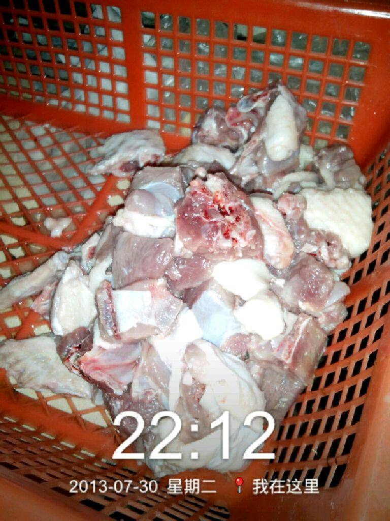 大白菜焖鸭,倒油,先焖鸭肉五分钟
