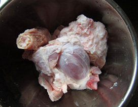 酱大棒骨,买回来的猪大棒骨洗净,清水浸泡至少4个小时,中间换水2到3次,至水清;再次洗净,控干水分备用