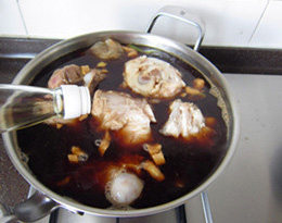 酱大棒骨,加入<a style='color:red;display:inline-block;' href='/shicai/ 718'>料酒</a>,大火煮开后转小火,盖上锅盖,慢炖1到2小时至骨肉酥烂即可
