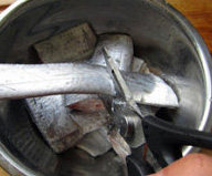 橙汁熏鱼,<a style='color:red;display:inline-block;' href='/shicai/ 386'>带鱼</a>治净,剪成约10cm的段
