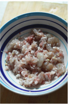 水晶虾饺,三者混合，调入少许盐、<a style='color:red;display:inline-block;' href='/shicai/ 720'>胡椒粉</a>、姜蓉、<a style='color:red;display:inline-block;' href='/shicai/ 10588'>糖</a>（量要少一点提味即可）、<a style='color:red;display:inline-block;' href='/shicai/ 847'>香油</a>，朝一个方向搅拌至黏稠有劲，起胶。