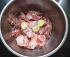 番茄土豆焗鸡肉,<a style='color:red;display:inline-block;' href='/shicai/ 92'>鸡腿</a>肉去皮切块，用姜，料酒，<a style='color:red;display:inline-block;' href='/shicai/ 720'>胡椒粉</a>，盐，<a style='color:red;display:inline-block;' href='/shicai/ 744'>五香粉</a>腌制15分钟