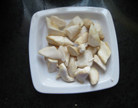 番茄土豆焗鸡肉,腌制鸡腿的时候，把<a style='color:red;display:inline-block;' href='/shicai/ 23'>土豆</a>和胡萝卜洗干净，放锅里煮一煮，煮熟后，<a style='color:red;display:inline-block;' href='/shicai/ 23'>土豆</a>，胡萝卜去皮切块。