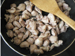 番茄土豆焗鸡肉,鸡腿肉倒入锅中，如果是不粘锅，不放油，小火翻炒至颜色发白即可。盛出备用。