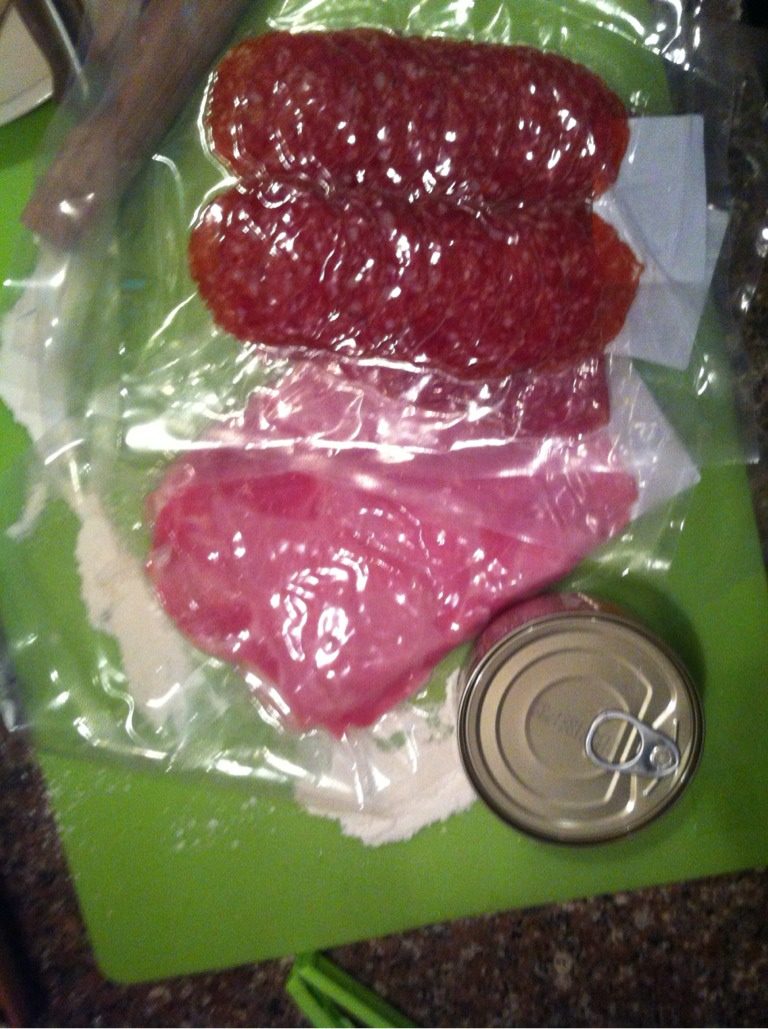 自制意大利pizza……,准备好肉类,切成小块,<a style='color:red;display:inline-block;' href='/shicai/ 116435'>金枪鱼罐头</a>打开,加一点盐和蛋黄酱搅拌均匀