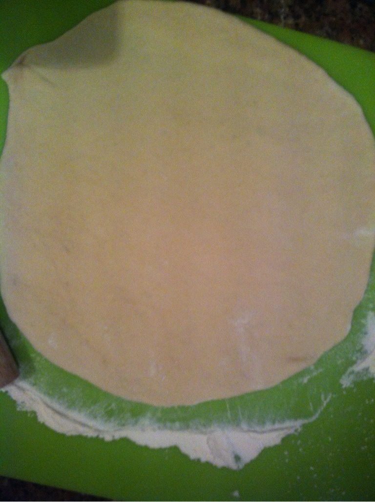 自制意大利pizza……,将揉好的面团擀成比较薄的面皮,尽量的薄哦!然后在烤盘上刷一层薄薄的油!把面皮放上去!我就用的普通盘子,没有用那种特制的。