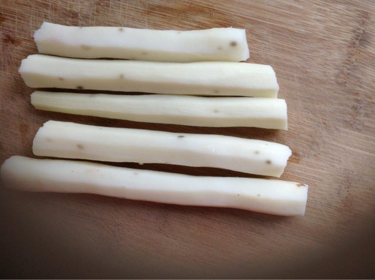 家常营养蒸肉丸,山药去皮如图