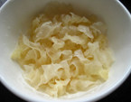 银耳荷包蛋,<a style='color:red;display:inline-block;' href='/shicai/ 232'>银耳</a>用温水泡发，去蒂，洗净，然后撕成小朵。