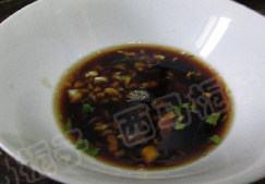 夫妻肺片,准备好麻椒和<a style='color:red;display:inline-block;' href='/shicai/ 62'>辣椒</a>碎，<a style='color:red;display:inline-block;' href='/shicai/ 2794'>大蒜</a>剁成蒜蓉放入碗中，加入<a style='color:red;display:inline-block;' href='/shicai/ 788'>生抽</a> 醋 鸡精 胡椒粉搅拌均匀。