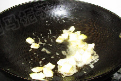 黑椒苹果牛肉粒,把锅加热,放入黄油,下入洋葱炒香