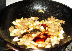 黑椒苹果牛肉粒,翻炒至牛肉变色时,加入蘑菇继续翻炒均匀,再加上一小勺耗油 生抽 红酒。煸炒均匀