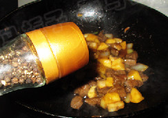 黑椒苹果牛肉粒,下切好的苹果粒继续煸炒,撒入黑胡椒碎翻炒至汤汁收干即可