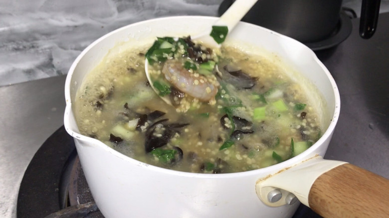 鲜虾木耳小米粥,加入虾仁,拌匀煮沸至熟