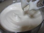 小C的提拉米苏,一直打到蛋液浓稠,提起打蛋器,蛋液的纹路不会消失、打蛋器的搅打棒上的蛋液不会滴下即可;