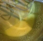 小C的提拉米苏,两个蛋黄用打蛋器打到浓稠的状态;