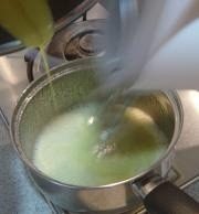 小C的提拉米苏,沸腾后关火,一边用打蛋器搅打,一边把蛋黄液缓缓倒入糖水中;