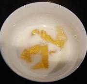 小C的提拉米苏,吉利丁片用凉水泡软,隔热水加一点牛奶溶化,把吉利丁溶液加入到奶酪混合物中,混合均匀;