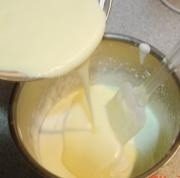 小C的提拉米苏,把混合好的奶酪糊倒入淡奶油中,搅拌均匀,备用;