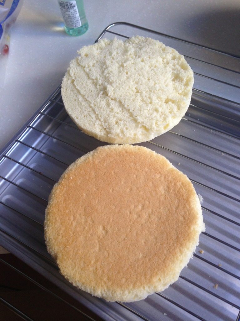 小C的提拉米苏,把开始烤好的海绵蛋糕分成两片,切去边缘;