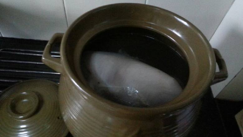 肚儿鸡,把猪肚放入沙锅,再把胡椒粒也放入(喜欢胡椒味的可碾碎部分)水要没过猪肚