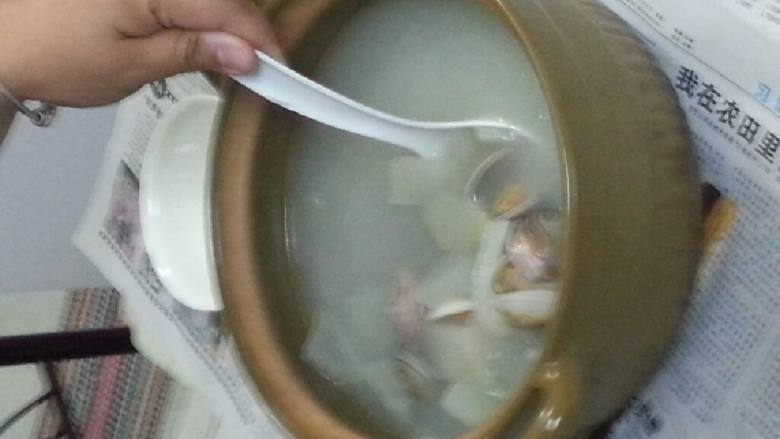 蛤蜊瘦肉冬瓜汤,<a style='color:red;display:inline-block;' href='/shicai/ 429'>瘦肉</a>切片与冬瓜切片放到汤锅煲汤煮二十分钟，再把<a style='color:red;display:inline-block;' href='/shicai/ 194'>蛤蜊</a>放下去煮十分钟既可