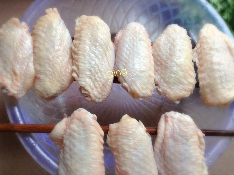 煎奥尔良鸡翅,如图鸡翅洗净晾干(因为没专用的厨房吸水纸)