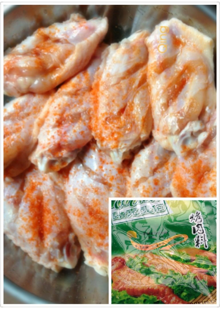 煎奥尔良鸡翅,如图用刀将鸡翅两面都如图切好,再两面都洒上酷克壹佰烤肉料粉