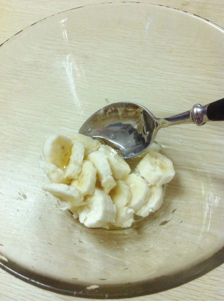 香蕉牛奶,三分之二根<a style='color:red;display:inline-block;' href='/shicai/ 610'>香蕉</a>切片加五匙<a style='color:red;display:inline-block;' href='/shicai/ 865'>蜂蜜</a>于大玻璃碗内。