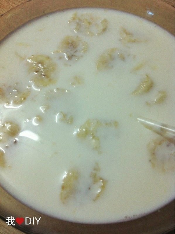 香蕉牛奶,倒入牛奶同时搅拌