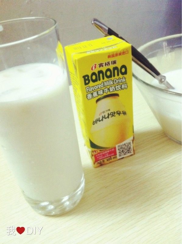 香蕉牛奶,碗口封保鲜膜，放冰箱冷藏室四小时。