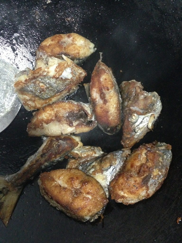 香煎孜然马胶鱼,如图将鱼用微火煎至两面金黄。