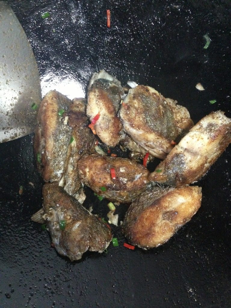 香煎孜然马胶鱼,如图将<a style='color:red;display:inline-block;' href='/shicai/ 146542'>孜然粉</a>，切好的红椒粒、葱花均匀洒在鱼上，小火翻炒均匀。