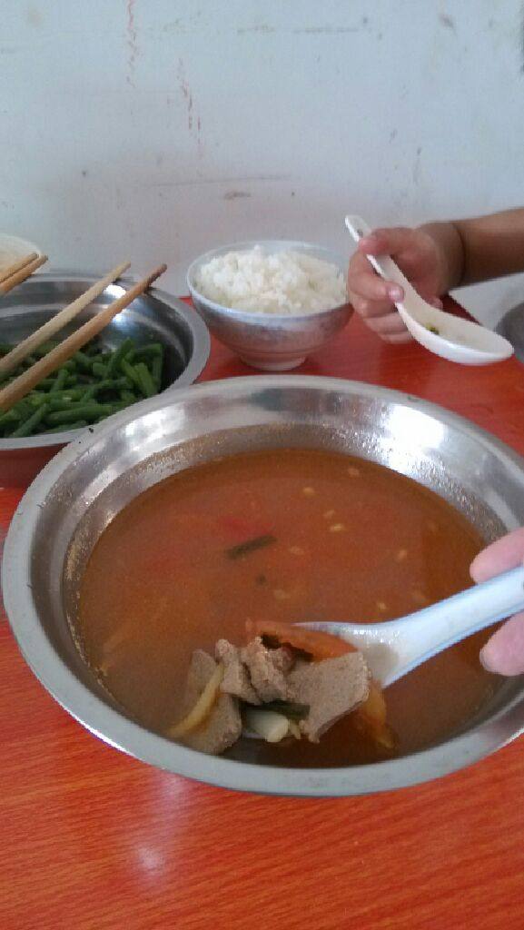 番茄猪肝汤,将买回来的<a style='color:red;display:inline-block;' href='/shicai/ 419'>猪肝</a>放在凉水里冰半小时，然后拿出来把水控干，把<a style='color:red;display:inline-block;' href='/shicai/ 419'>猪肝</a>切片，
2：把<a style='color:red;display:inline-block;' href='/shicai/ 59'>番茄</a>洗净切片，
3：然后在切一些，姜片，葱段
