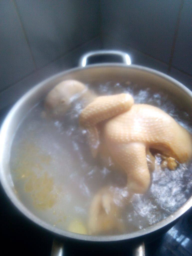 口水鸡,<a style='color:red;display:inline-block;' href='/shicai/ 107'>鸡</a>洗净，锅里煮大量水煮滚，把<a style='color:red;display:inline-block;' href='/shicai/ 107'>鸡</a>爪塞进<a style='color:red;display:inline-block;' href='/shicai/ 107'>鸡</a>肚子里，放<a style='color:red;display:inline-block;' href='/shicai/ 107'>鸡</a>和姜片煮5分钟大火，10分钟中小火，15分钟小火，(如果<a style='color:red;display:inline-block;' href='/shicai/ 107'>鸡</a>比较大只，就关火再焖15分钟)，取出<a style='color:red;display:inline-block;' href='/shicai/ 107'>鸡</a>浸泡冰水30分钟，再沥干水备用